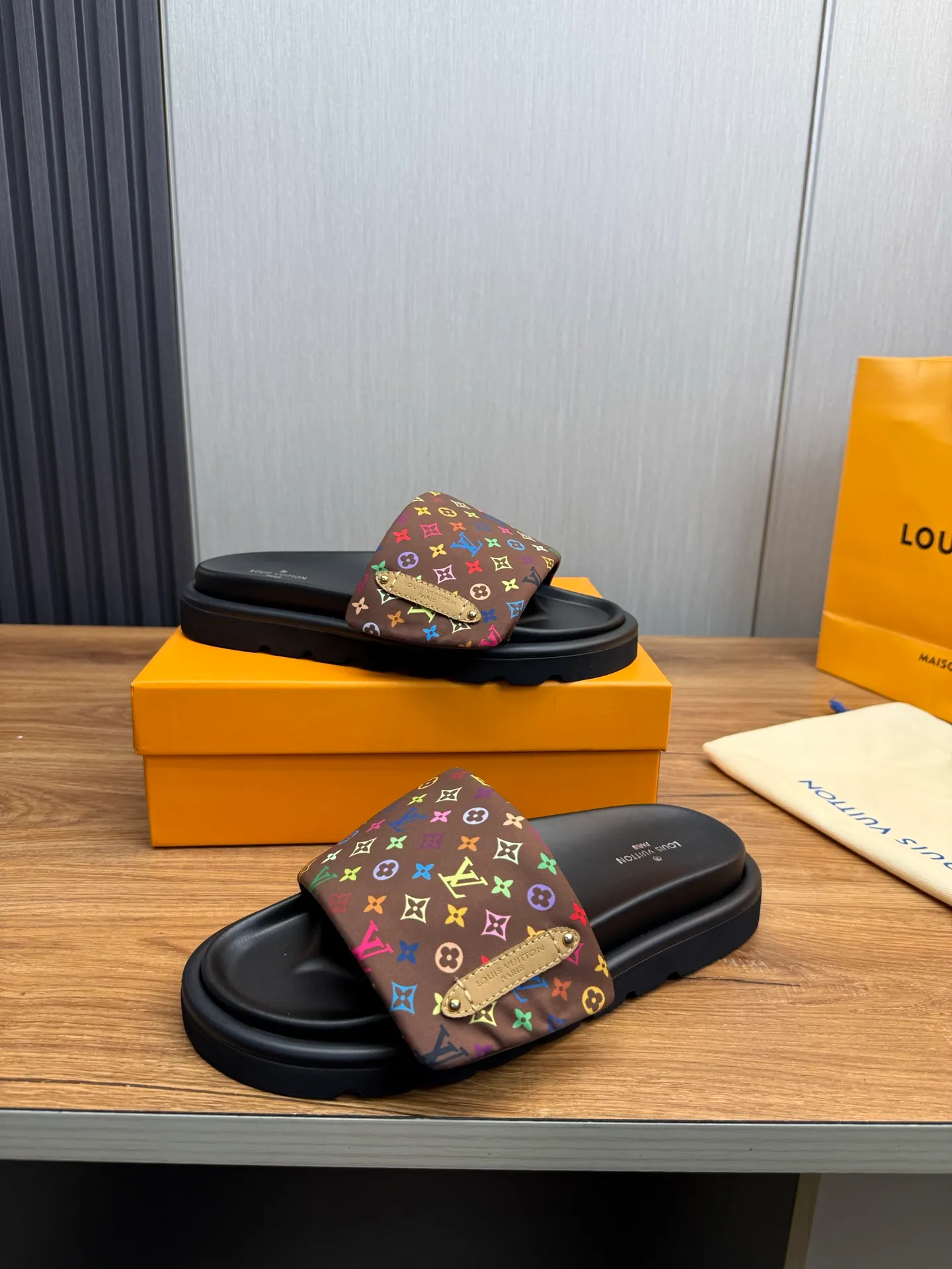 Men's shoes 💰360💰 Lv. hot selling men's slippers 🔥 🩴Official website one to one production 38-45 sizes 45 46 🉑️Customized!